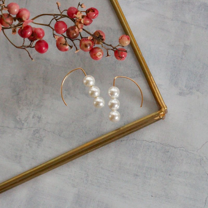 14kgf Swarovski Pearl Crescent Pierced Earrings - 耳环/耳夹 - 贵金属 白色