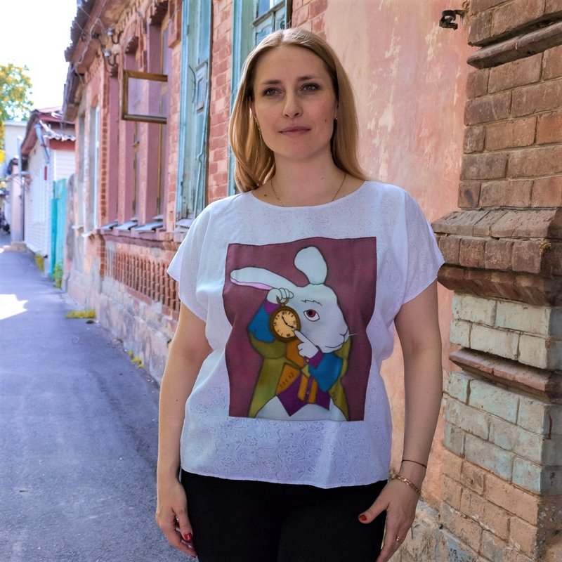 White cotton tunic with rabbit Loose white hand-painted t-shirt trend clothes - 女装衬衫 - 棉．麻 白色