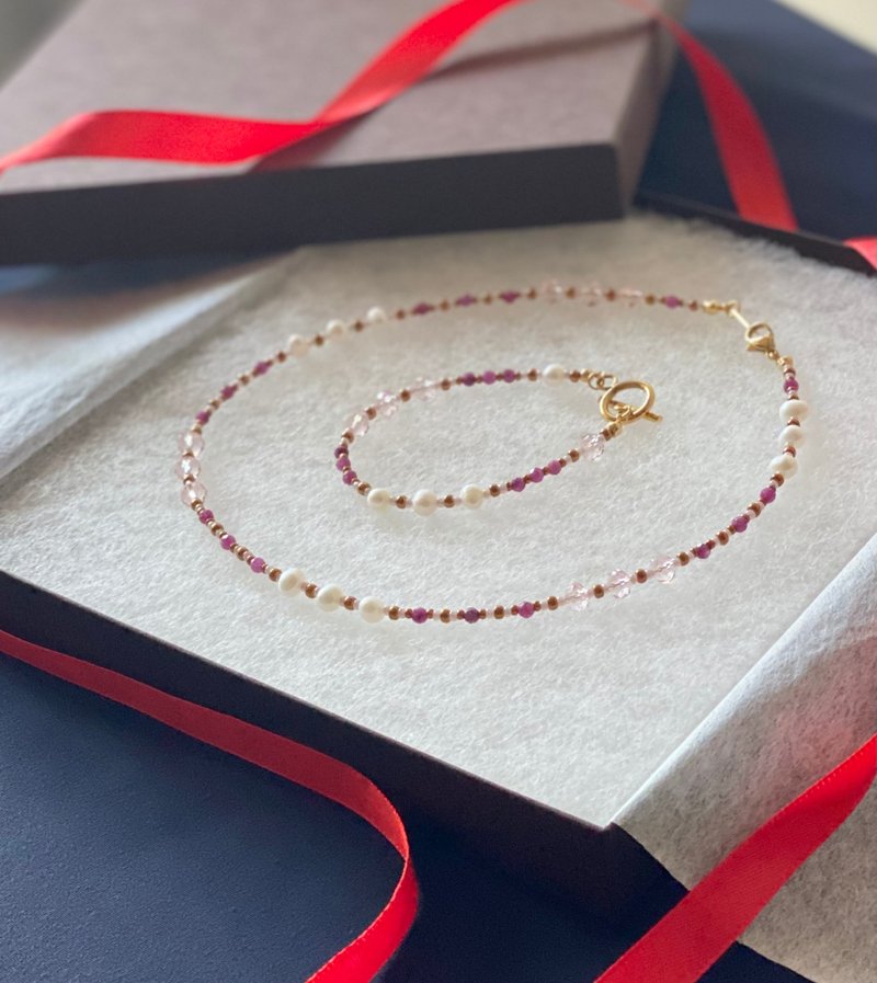 Romantic Pink 红宝石与玻璃珠饰品套组 项链与手链 圣诞限定组合 - 项链 - 半宝石 粉红色