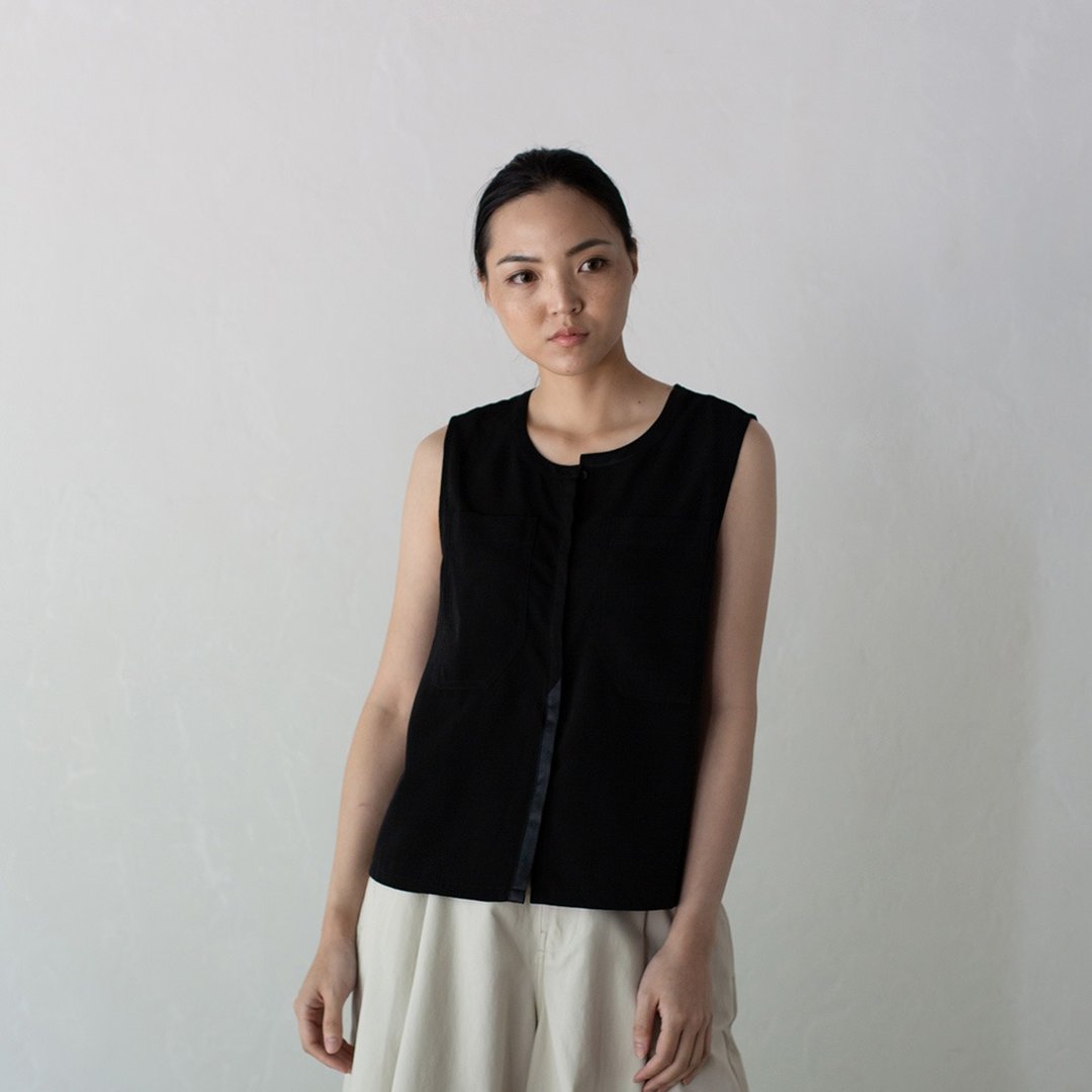 直言不讳领边错位上衣 Plainspoken Asymmetric Collar Top - 女装上衣 - 聚酯纤维 多色