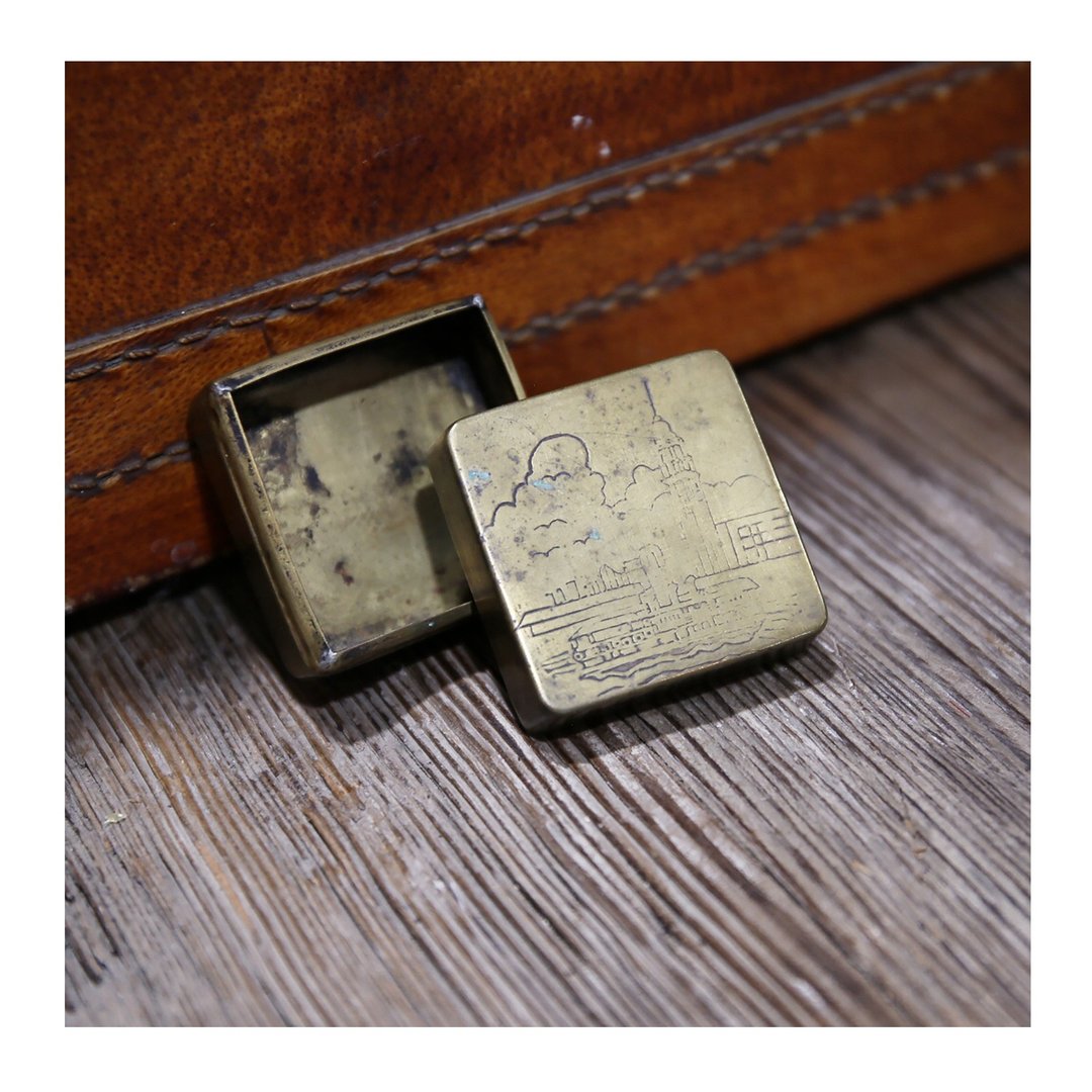 古董件。香港制手工黄铜墨盒.印泥盒。小收纳盒.4.2cm 方形金属盒 - 摆饰 - 铜/黄铜 