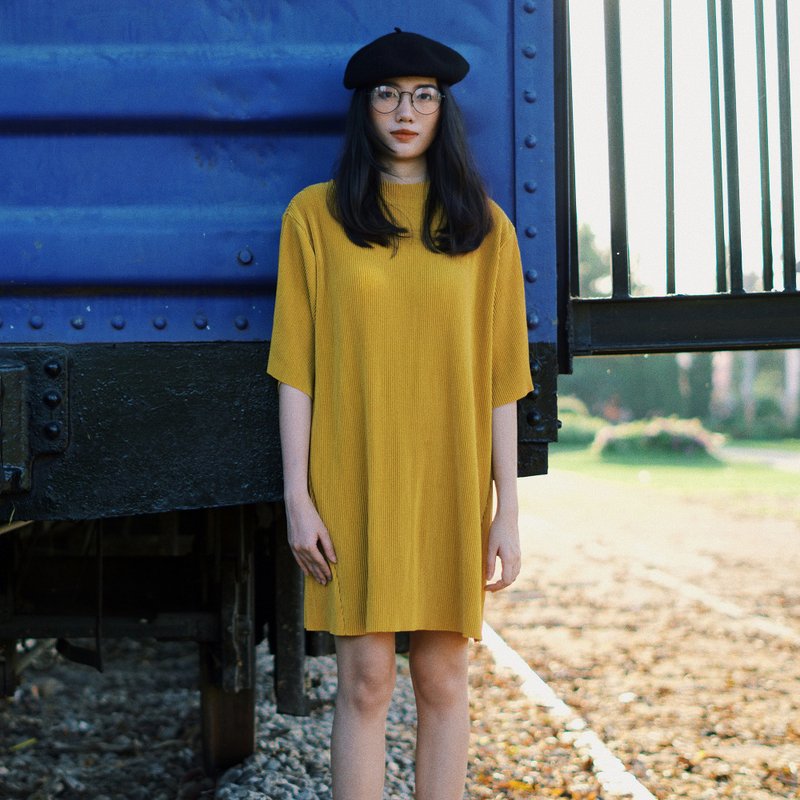 MINIMAL MUSTARD YELLOW PLEAT OVERSIZED DRESS WITH HIGH NECK AND SHORT SLEEVE - 洋装/连衣裙 - 其他材质 黄色