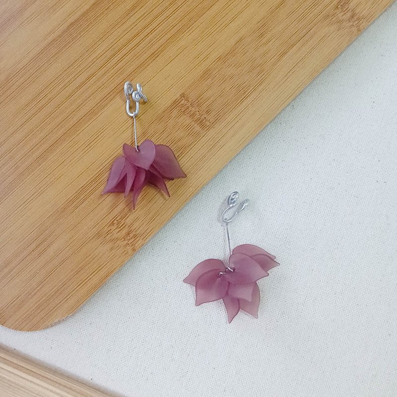 耳勾 / 耳夹 / 磨砂花瓣 咖啡红 - 耳环/耳夹 - 塑料 咖啡色