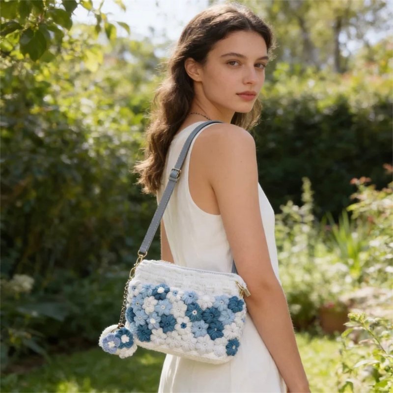 手作立体蓝白花朵手机包/温柔花系随身小物/送礼推荐/限量 - 侧背包/斜挎包 - 棉．麻 