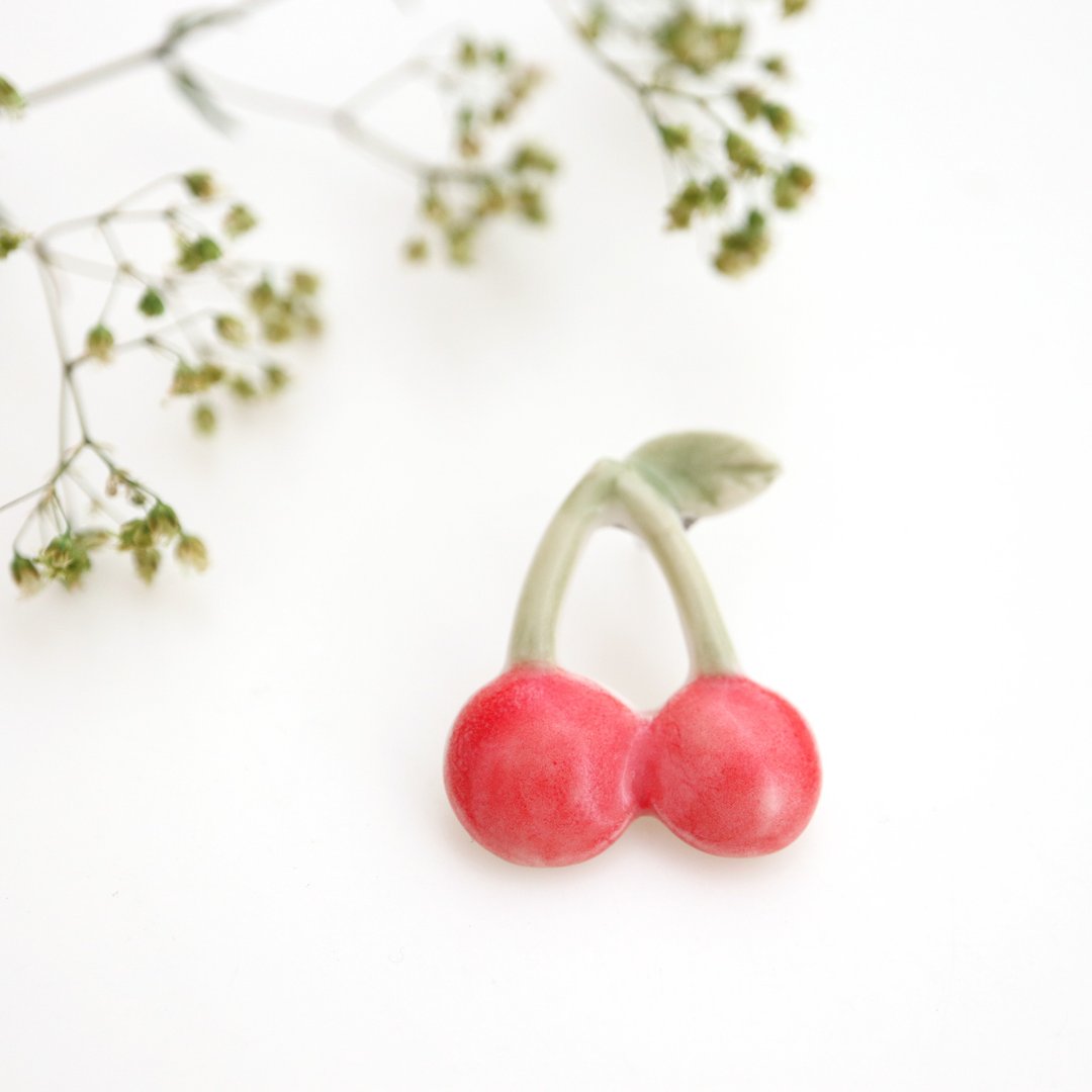 Cherry pin brooch - 胸针 - 瓷 红色