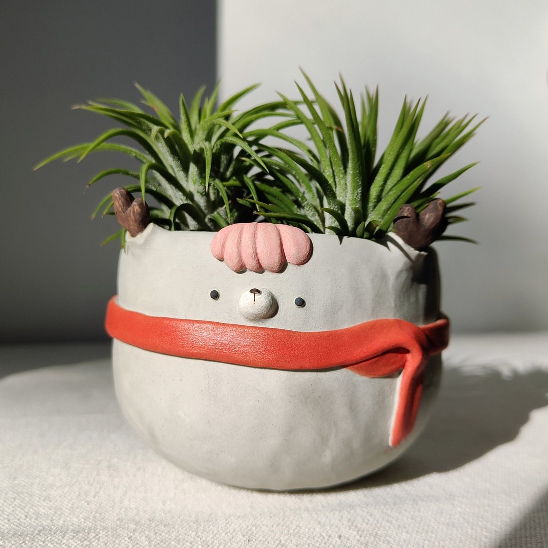 Pale grey winter deer with red scarf planter. - 花瓶/陶器 - 陶 