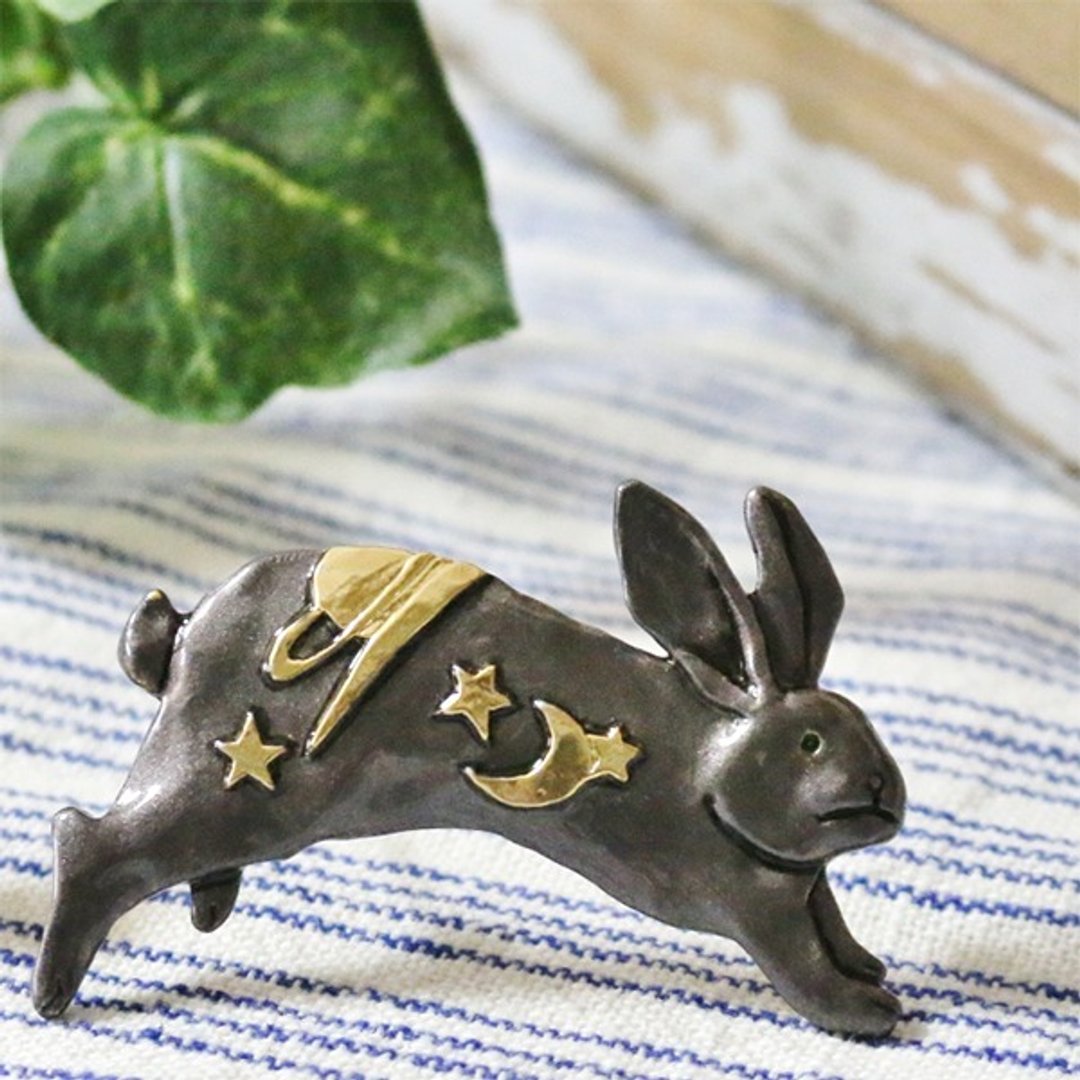 Sky Rabbit (Black) yozora rabbit (black) / pin brooch PB054 - 胸针 - 其他金属 黑色