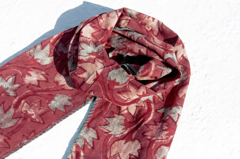 新年礼物 生日礼物 情人节礼物 限量一件 草木染手缝棉丝巾 / 蜡染刺绣丝巾 / 手工刺绣围巾 / 植物染手缝绵线丝巾 - 清新森林 手工刺绣植物浪漫枫叶 - 丝巾 - 棉．麻 多色