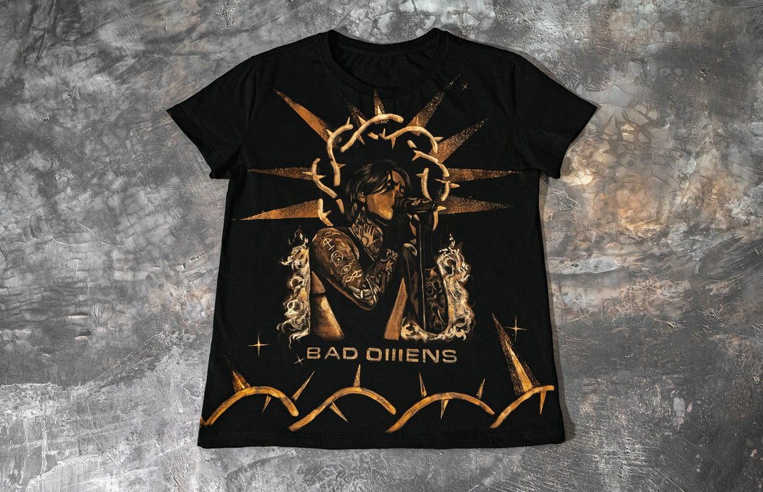 L 码 定制化黑色 T 恤 漂白手绘 Bad Omens 粉丝画作 - 中性连帽卫衣/T 恤 - 棉 黑色