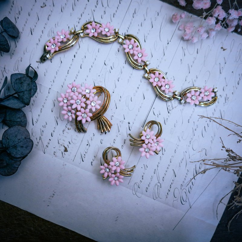 Coro 缎带繁花套组 胸针耳环手链—美国古董首饰 Vintage Jewelry - 胸针 - 其他材质 粉红色
