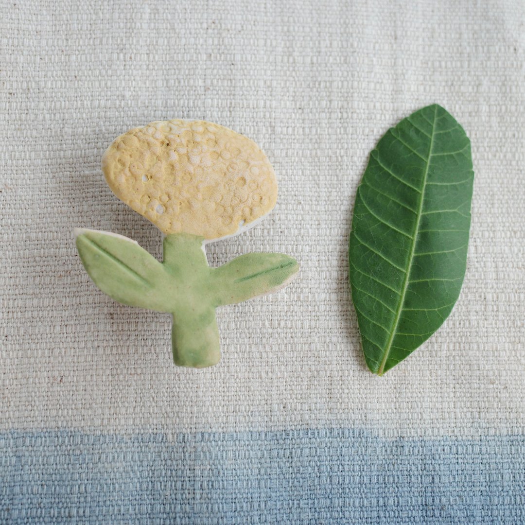 Yellow flower brooch / handmade ceramic - 胸针 - 陶 黄色