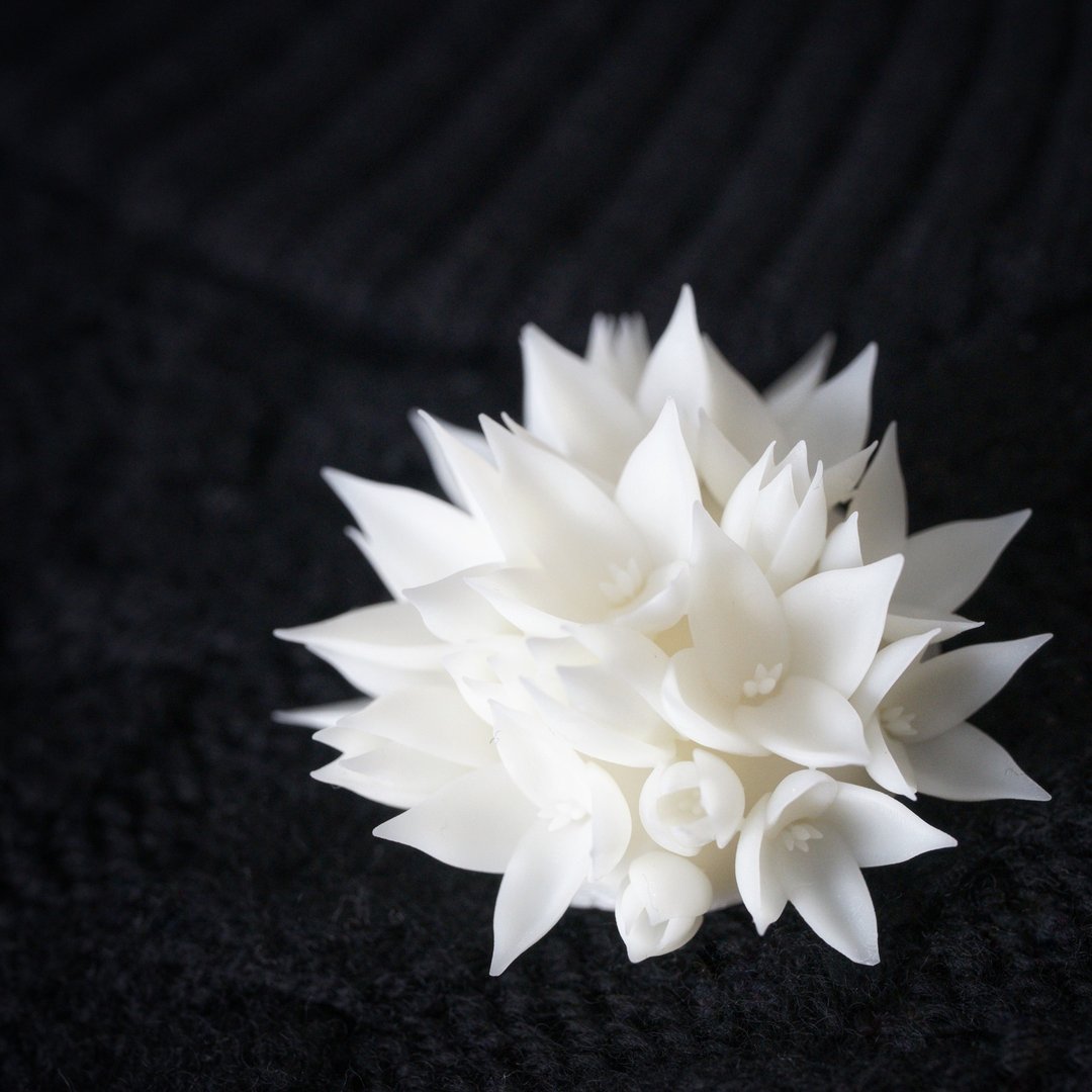 Flower Brooch - Daphne odora - 胸花/手腕花 - 树脂 白色