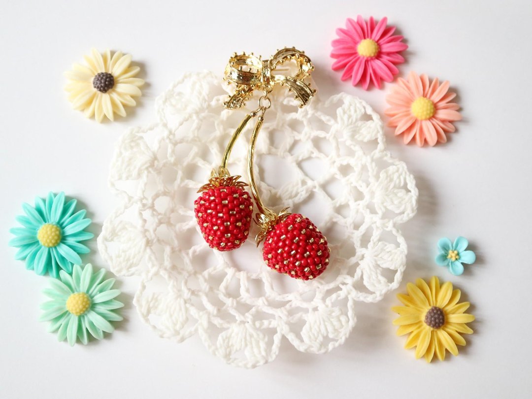 Strawberry Picking Brooch Amaichigo Sweet strawberries Strawberry Strawberry Ribbon Red Gold Tochiotome Strawberry Thief 3D Plump Cute - 胸针 - 玻璃 红色