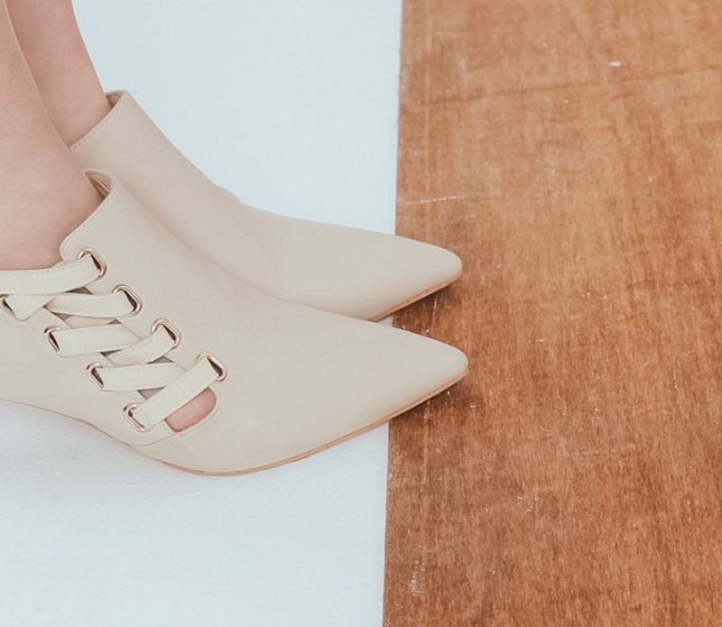 交叉皮绳环扣 尖头真皮踝靴 - 女款短靴 - 真皮 白色