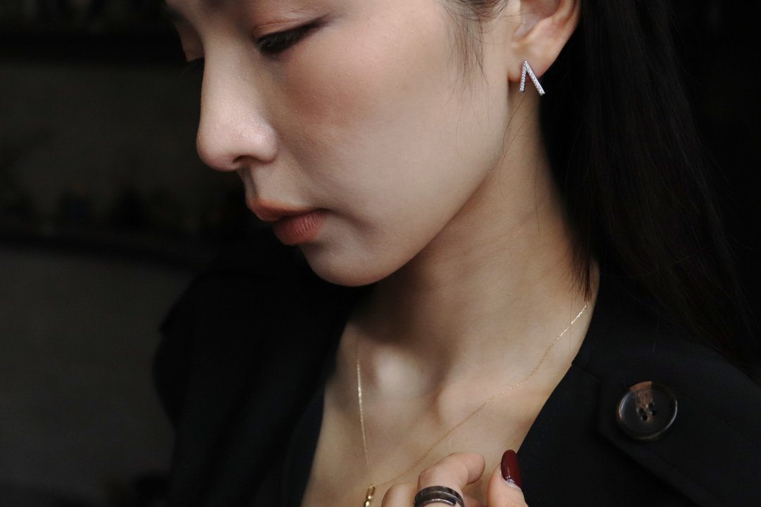 【NVJD】航海者第一话。方向小V真钻耳环(K金实心)-两色 - 耳环/耳夹 - 贵金属 银色