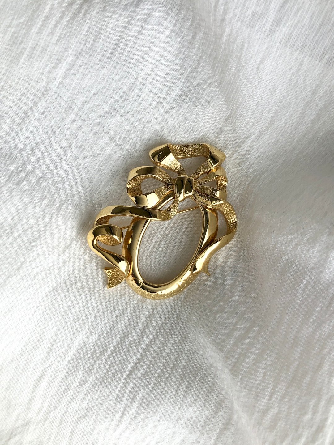 【VintageShop solo 日本直送 中古包专卖店】Christian Dior 贵宾级古董胸针｜金色缎带椭圆造型 复古经典 4uz386 - 胸针 - 其他材质 金色