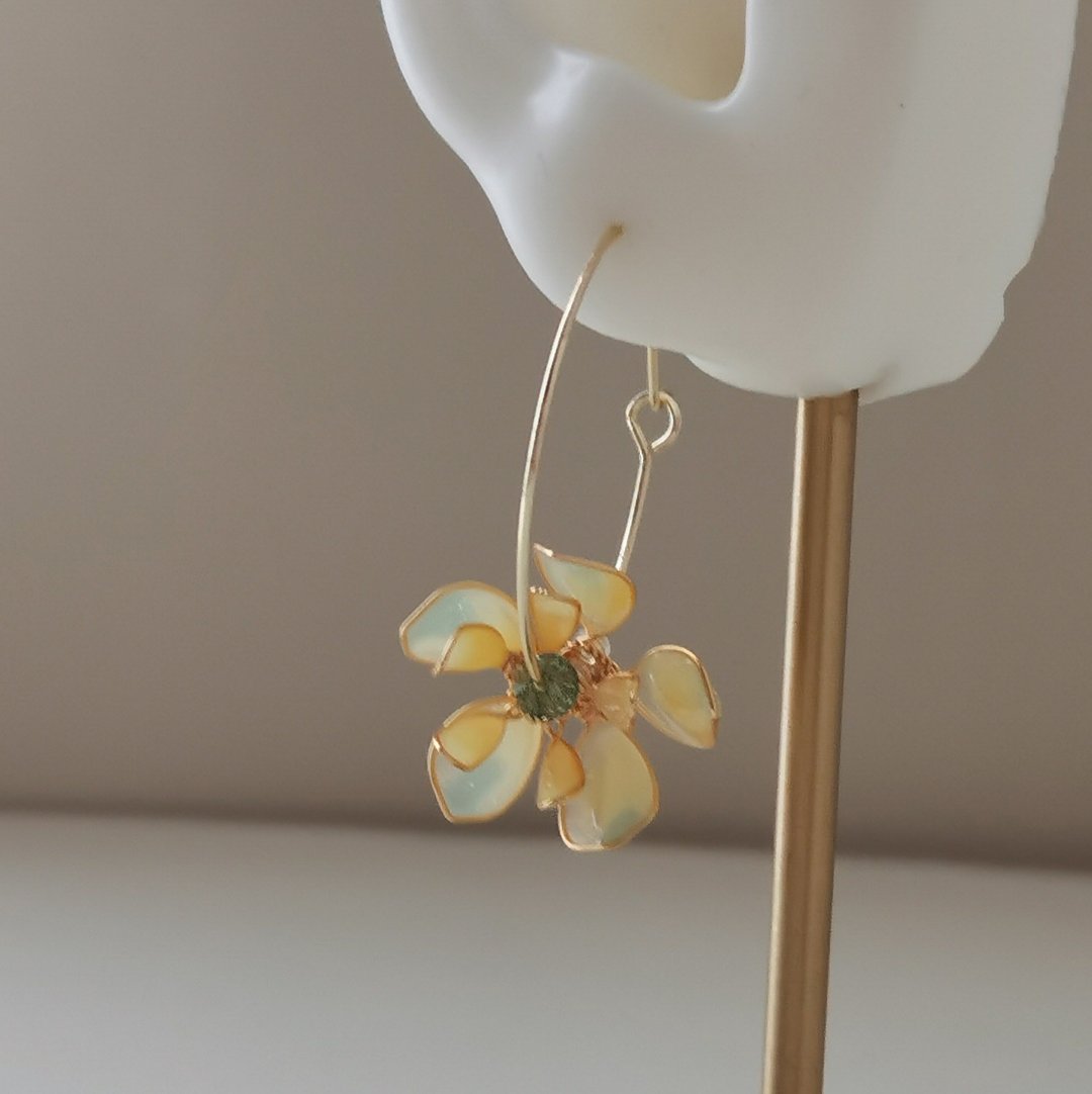 【Veverka】浮光掠影 黄绿色 树脂耳环 造花液 滴胶 花朵 c圈 - 耳环/耳夹 - 树脂 黄色