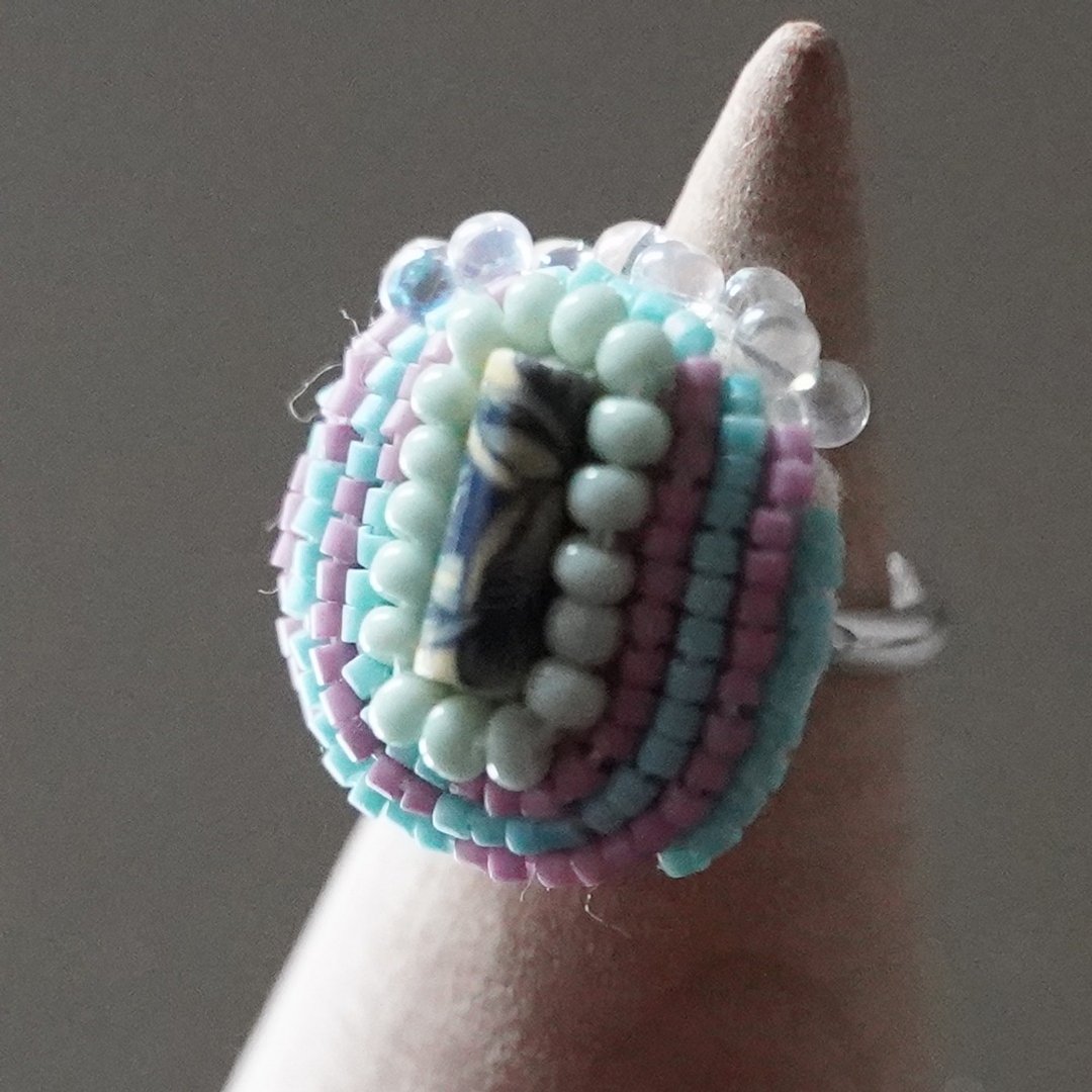 Talkative Ring 38 Free Size Bead Embroidery Ring Pink Green Colorful Multicolor - 戒指 - 玻璃 多色