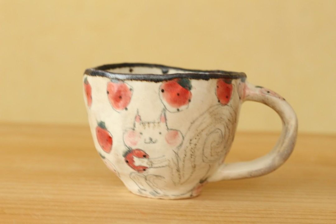 Cup of pulverized strawberries and strawberries. - 咖啡杯/马克杯 - 陶 
