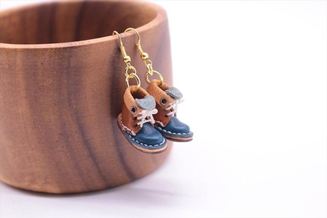 Small leather boots swaying pierced earrings chocolate x navy - 项链 - 真皮 咖啡色
