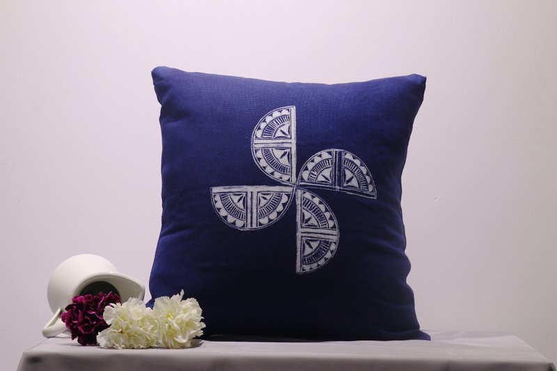 蜡染风车马蹄纹手工植物印染纯棉抱枕套 - 枕头/抱枕 - 棉．麻 蓝色