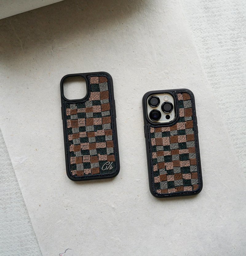 咖格子绣花iphone16e手机服 手机壳 - 手机壳/手机套 - 塑料 黑色