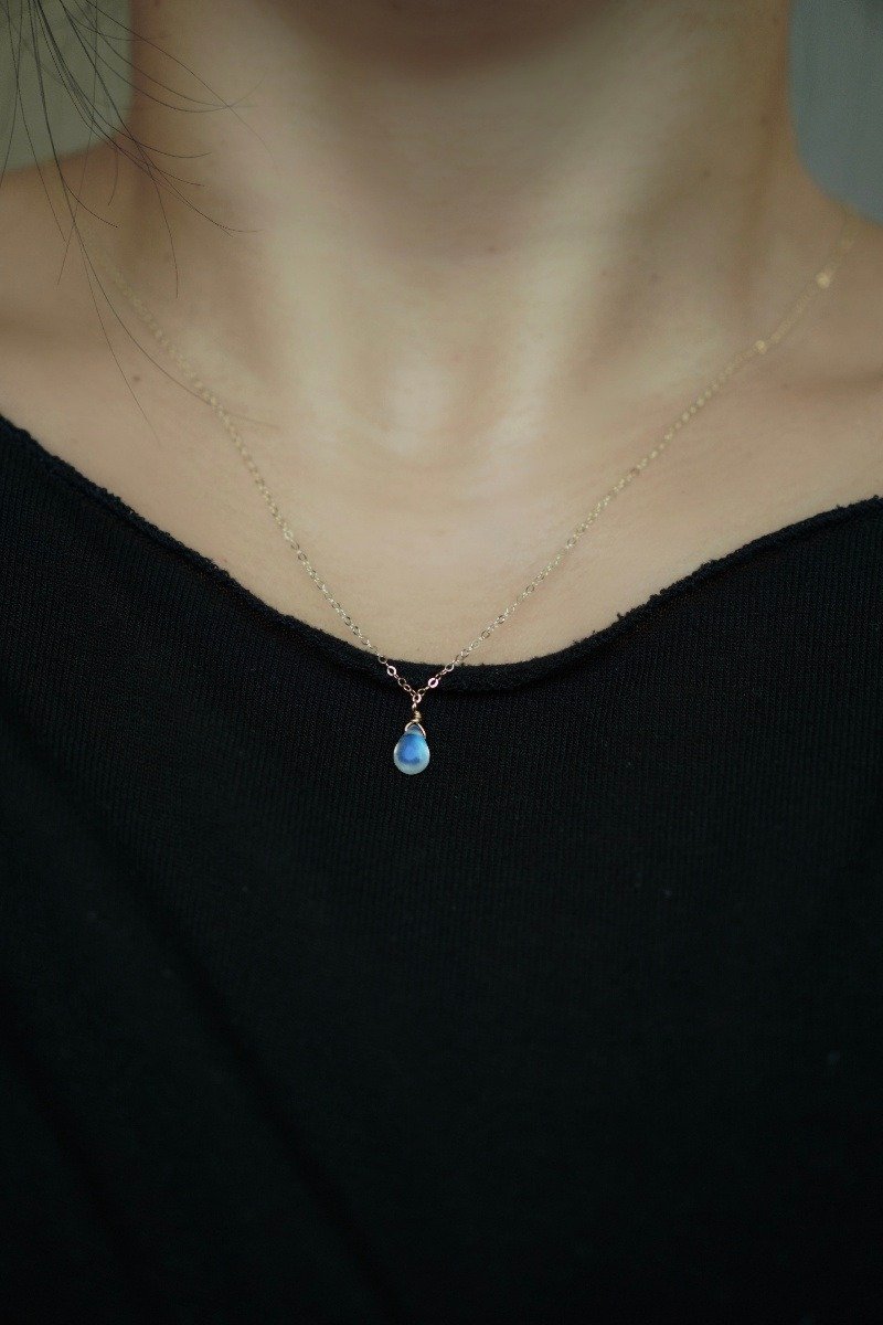 SV925/14KGF 胖胖水滴 彩虹蓝光 月光石项链 - 锁骨链 - 水晶 蓝色