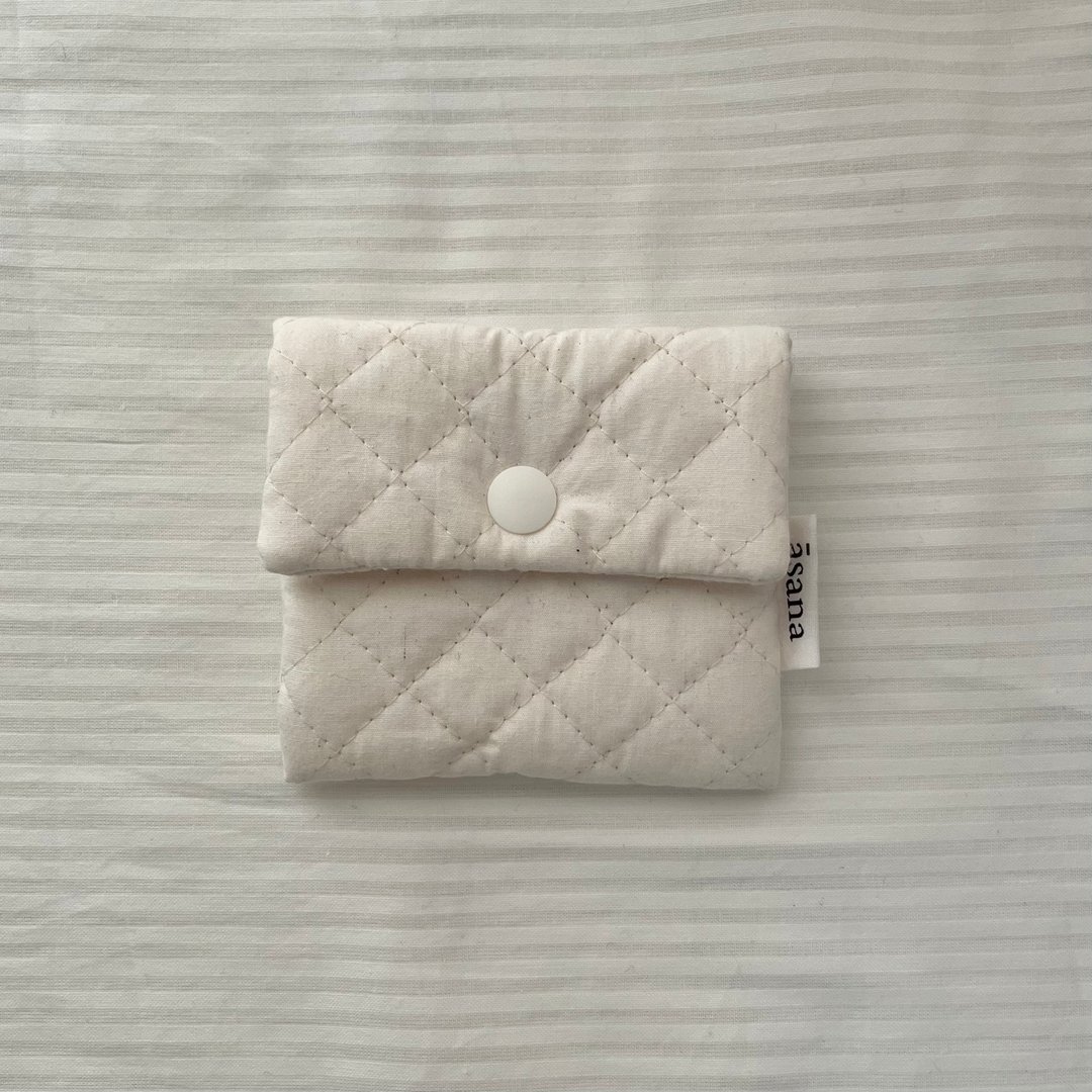 (White) Quilt Button Mini Pouch - 化妆包/杂物包 - 棉．麻 白色