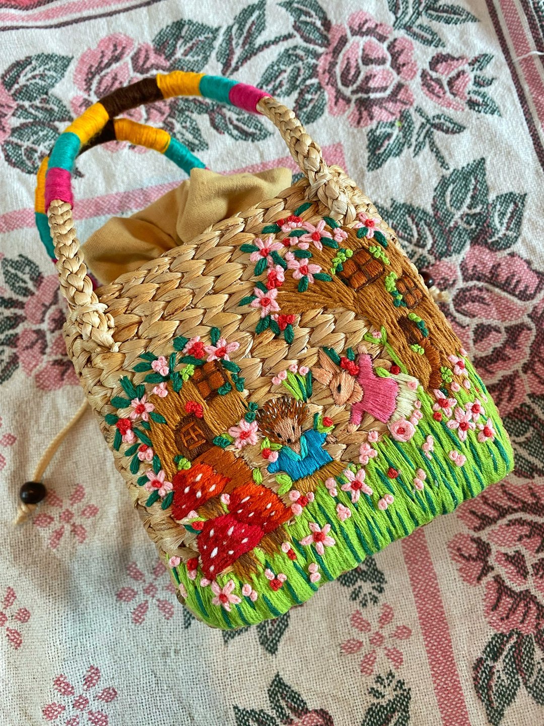 Hand-embroidered water hyacinth bag decorated by hand. - 手提包/手提袋 - 绣线 