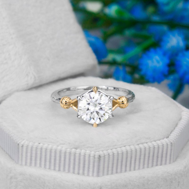 14K莫桑钻.可爱的金色飞贼莫桑石订婚戒指 - 戒指 - 贵金属 银色