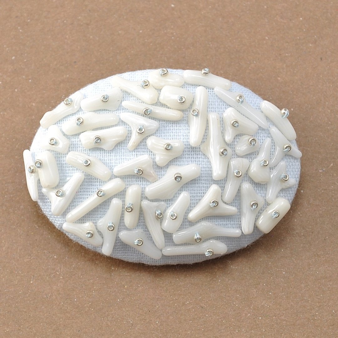 White coral and gauze brooch 2 - 胸针 - 宝石 白色