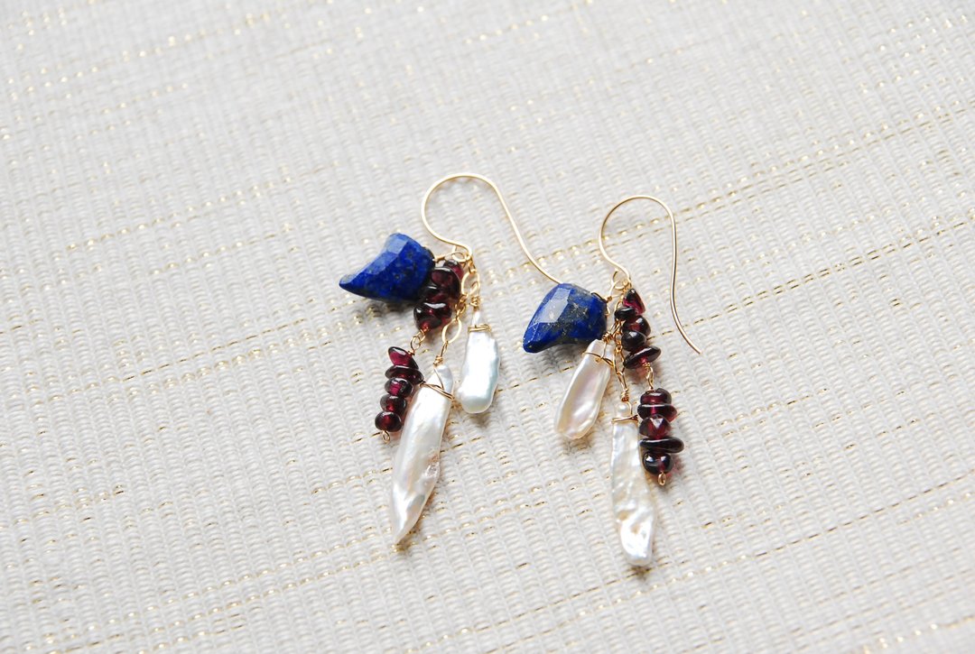 Lapis lazuli, keshipearl and garnet fringed earrings 14kgf - 耳环/耳夹 - 半宝石 蓝色