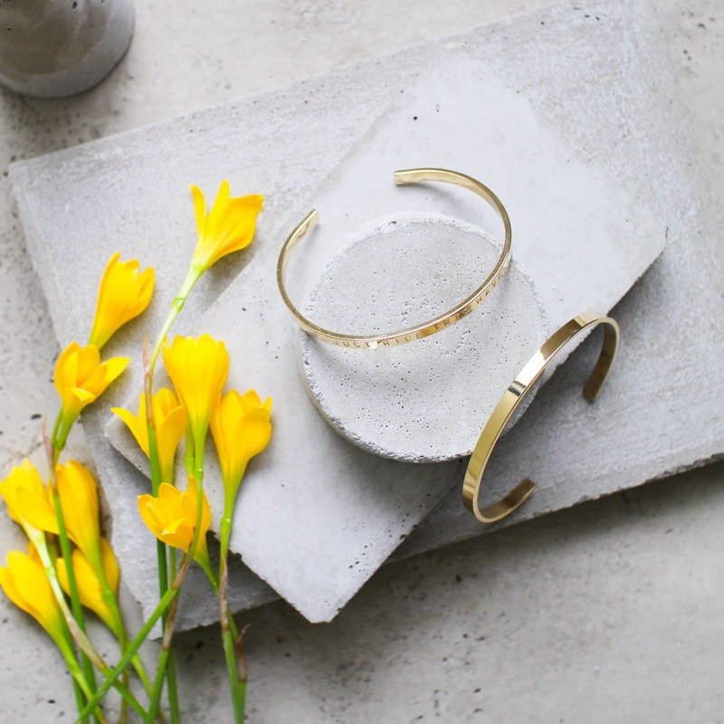 【定制化】||极简金|| 敲字手环.生日礼物.纪念日.情人节礼物.母亲节礼物.圣诞节礼物.个性化.定制化.极简几何.好姊妹.刻字打印.量身订做 - 手链/手环 - 其他金属 金色