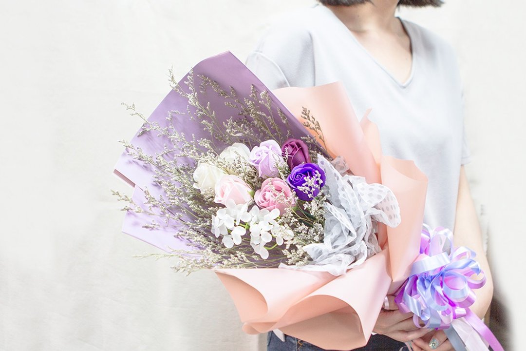 珍惜所爱 7朵玫瑰香皂花花束 情人节花束 (搭配绣球花+情人草) - 干燥花/捧花 - 纸 粉红色