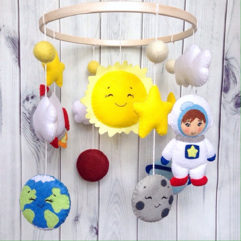 Space Baby Mobile, Sun and Planets, Boy Astronaut, Rocket, Solar System Nursery - 玩具/玩偶 - 环保材料 多色