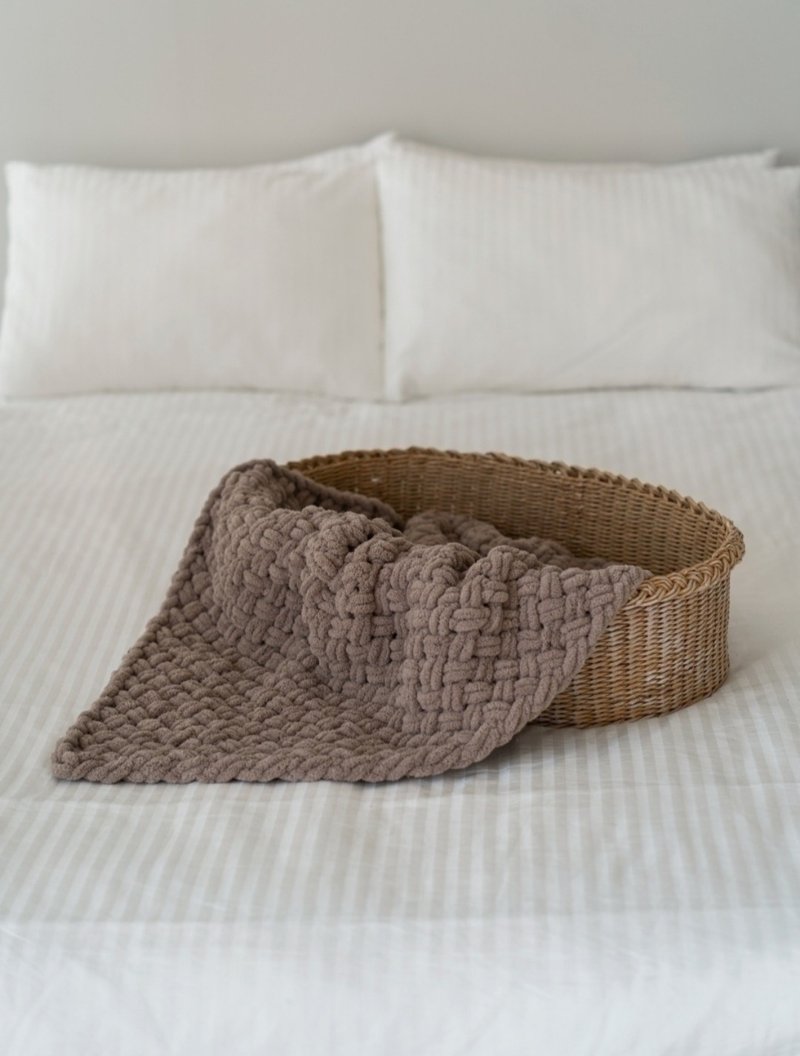 Christening blanket Teen size throw gift for sister carseat blanket - 被子/毛毯 - 聚酯纤维 咖啡色