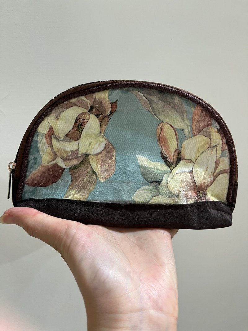 贝壳化妆包 半圆 半月 化妆 置物 小包 收纳  蝶古巴特 纸艺拼贴 - 化妆包/杂物包 - 棉．麻 咖啡色