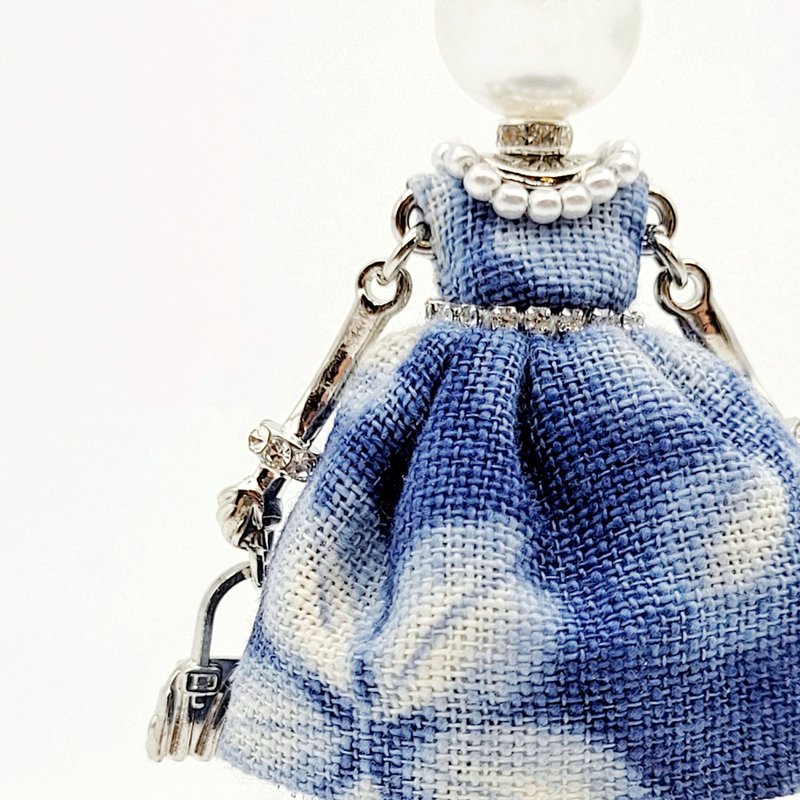 【手工着衣×手工蓝染布】项链吊坠/包包挂饰/手机吊饰 #1519 - 吊饰 - 其他金属 多色