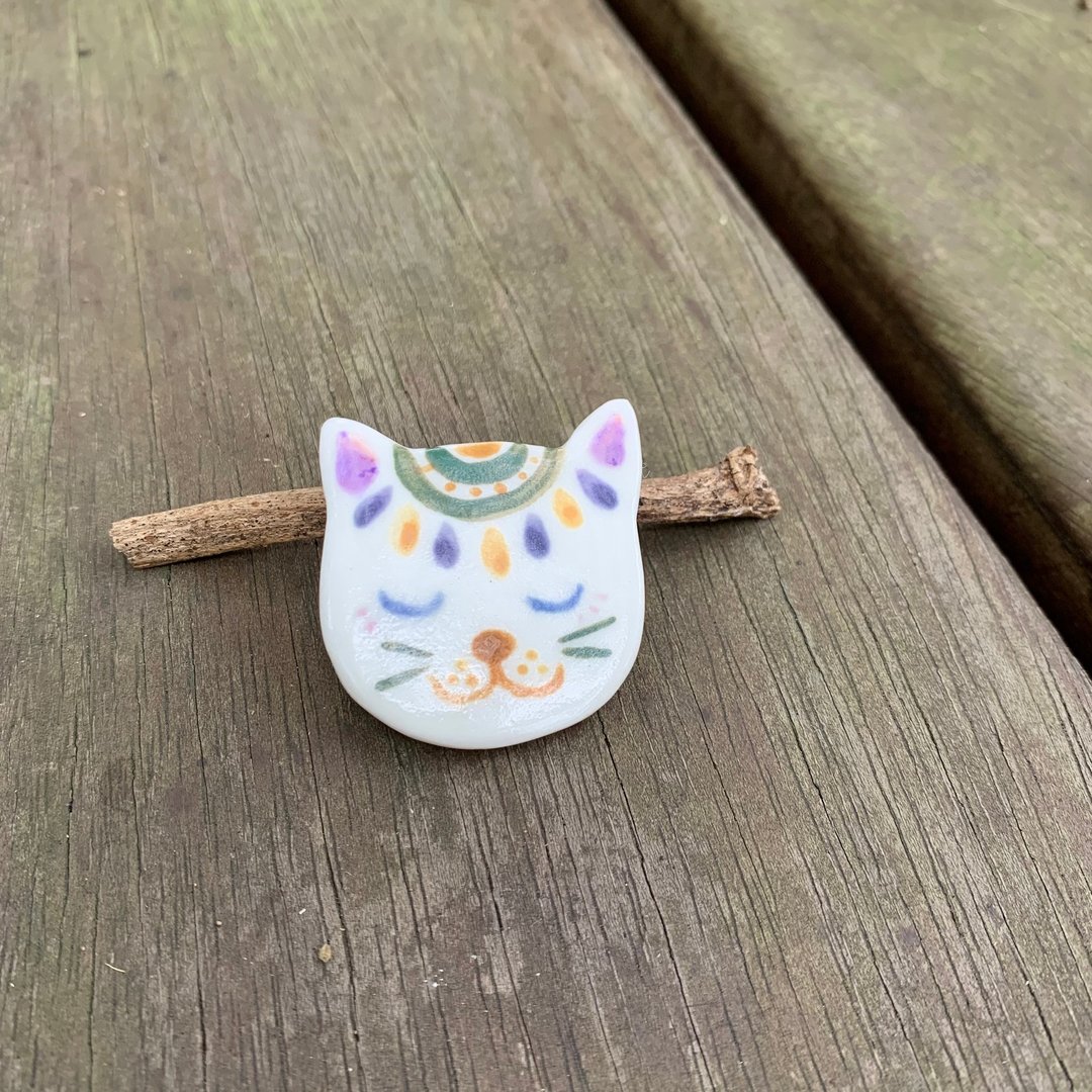 A Lu - 猫儿陶别针 /手做手绘 (仅此一件) - 胸针 - 陶 多色