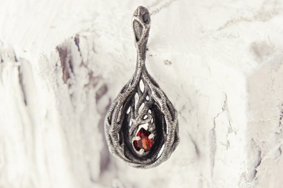 Secret Forest Pendant with Red Garnet - 项链 - 纯银 银色