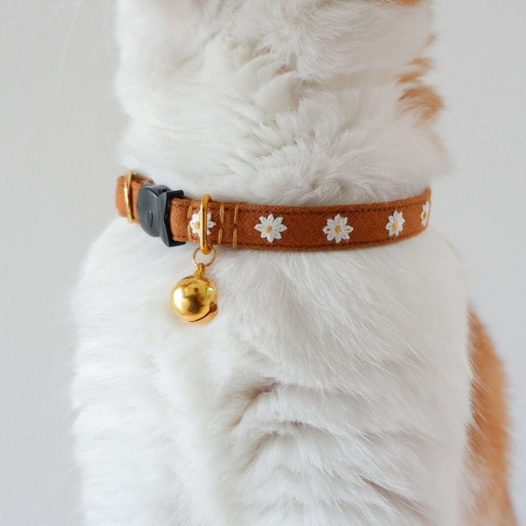 : MINI DAISIES : Brown  - Handmade embroidered flower breakaway cat collar - 项圈/牵绳 - 棉 咖啡色