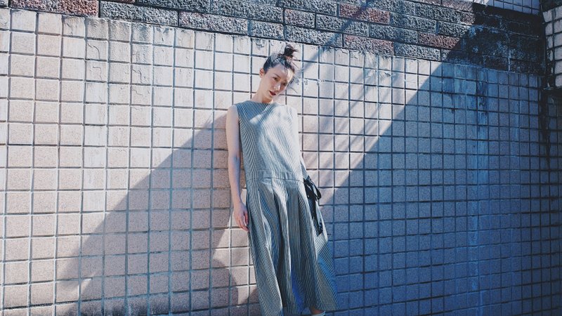 丹宁黑白条纹侧绑带连身洋装 - 洋装/连衣裙 - 棉．麻 黑色