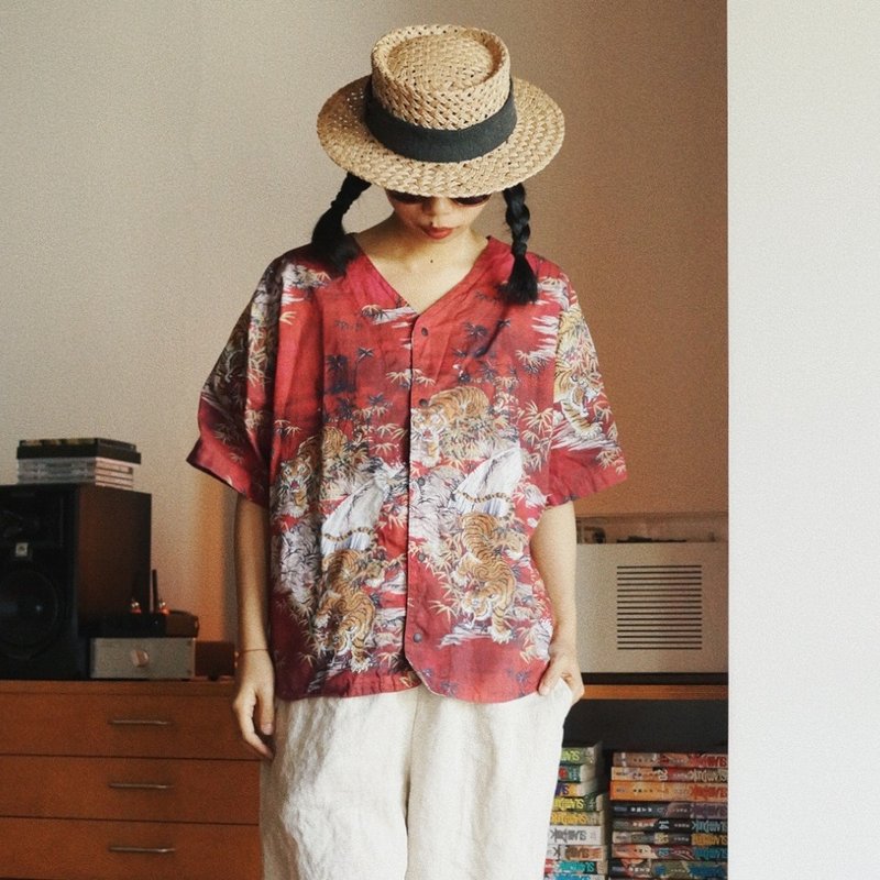 赤焰猛虎 棒球服款式 中性短袖襯衣 竹子印花純棉面料 - 女装衬衫 - 棉．麻 红色