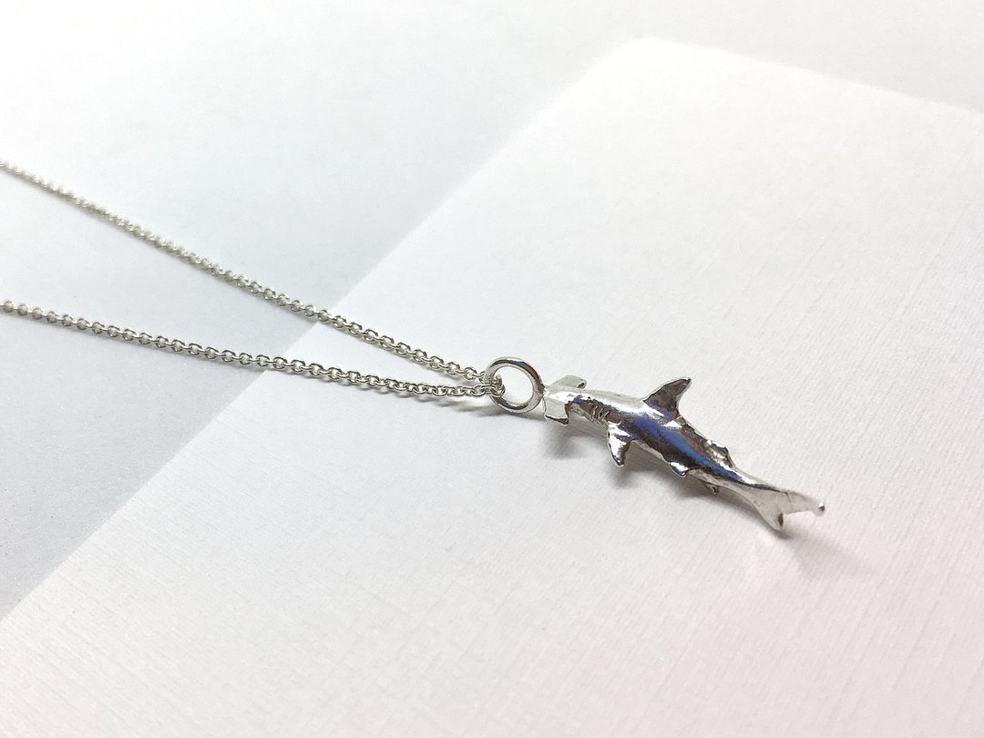 大海小世界。双髻鲨项链。925纯银。sterling silver - 项链 - 纯银 银色