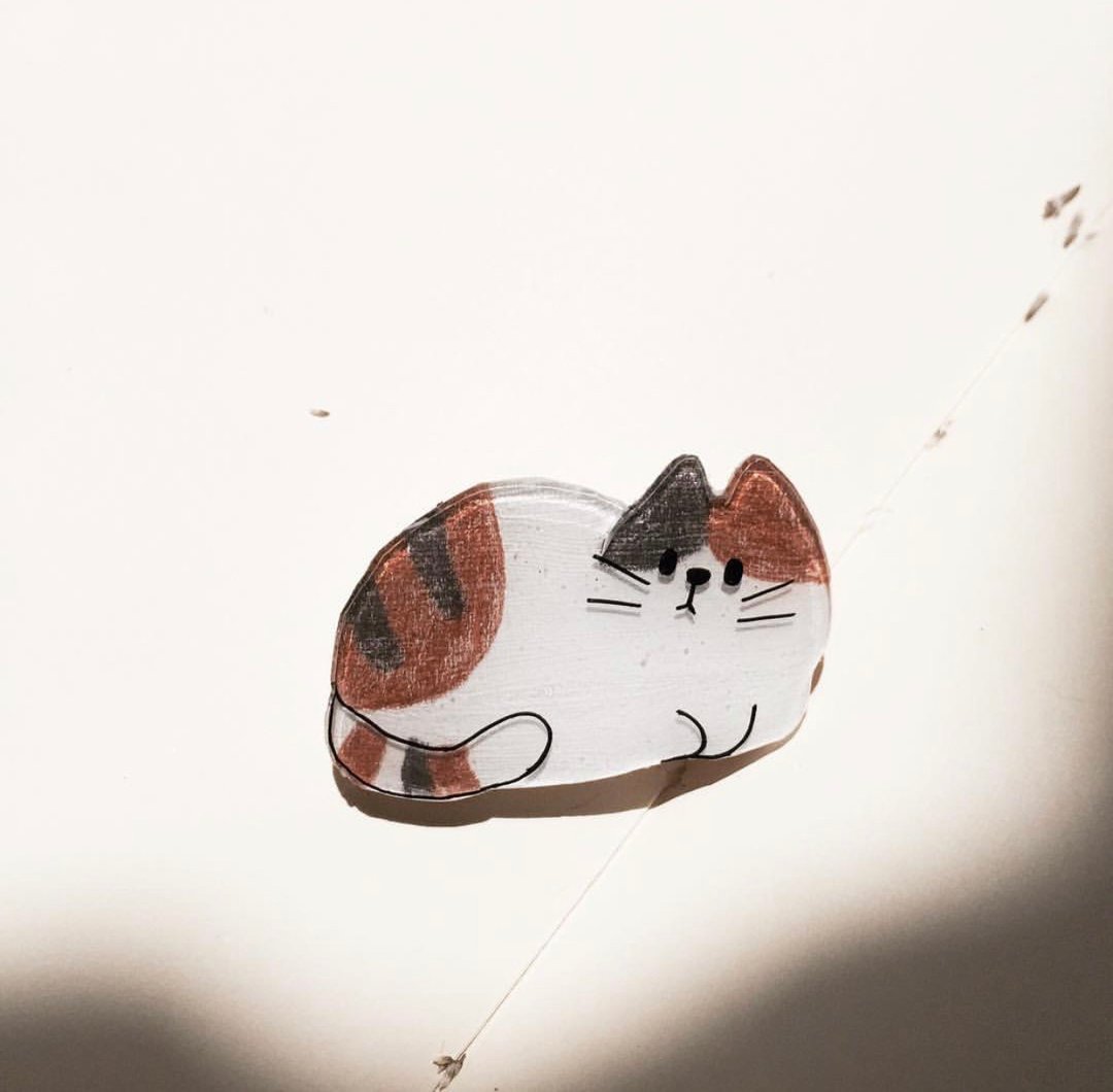 sleeping brown cat brooch - 胸针 - 塑料 咖啡色