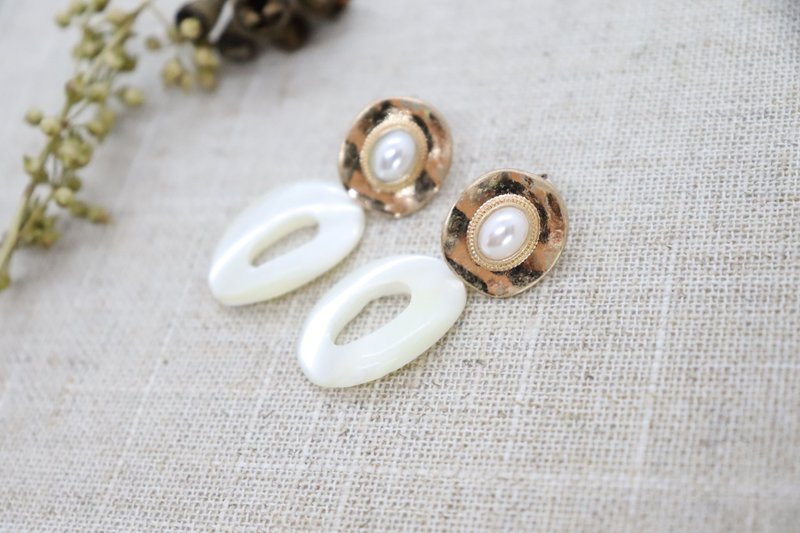 Oval Shaped Shell Pearl & Crushed Matte Gold Titanium Post Earrings - 耳环/耳夹 - 贝壳 
