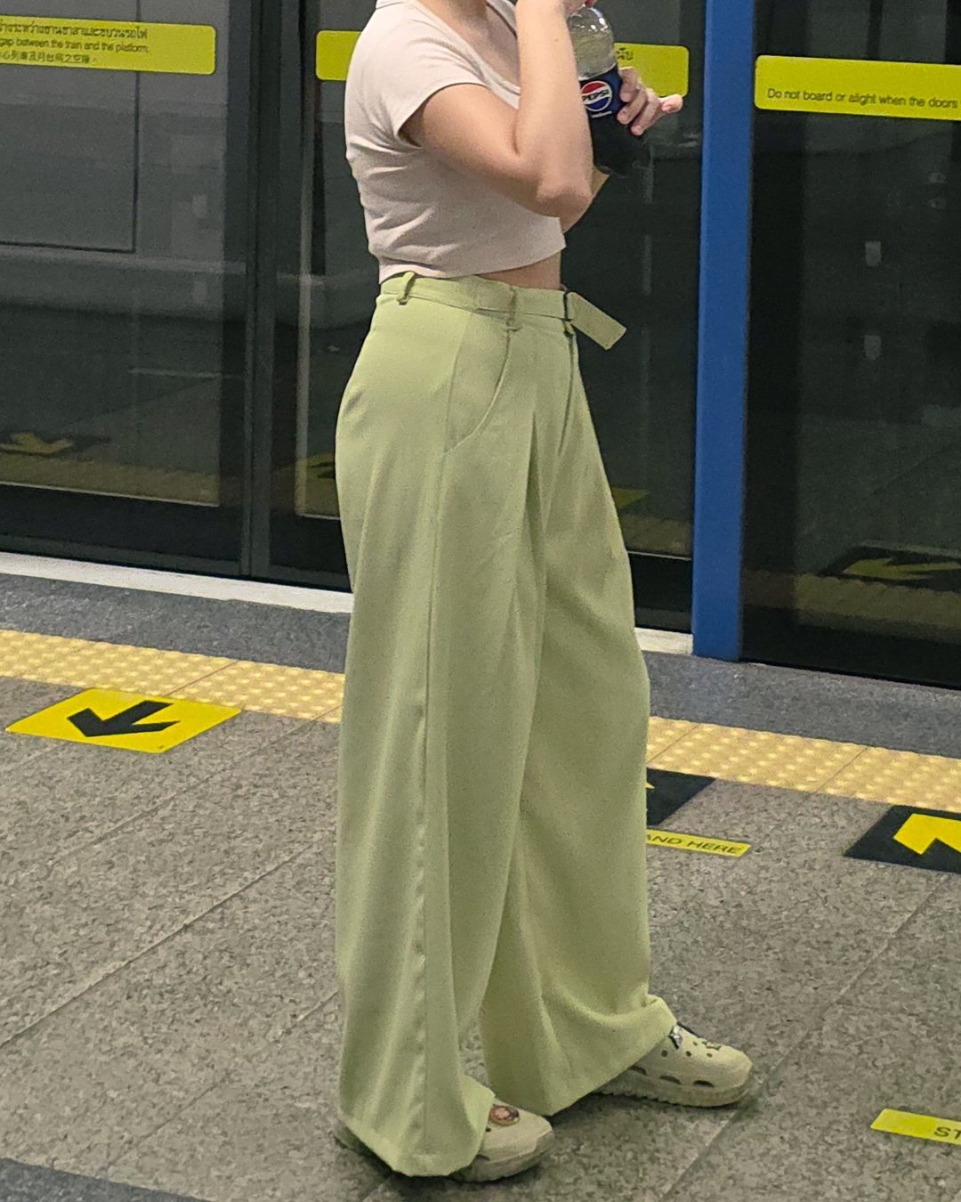 浅绿色长裤 宽松舒适 轻盈透气 采用聚酯纤维制成。 - 女装长裤 - 其他材质 绿色