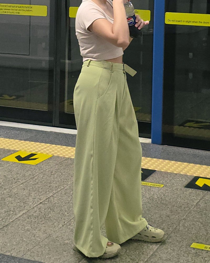 浅绿色长裤 宽松舒适 轻盈透气 采用聚酯纤维制成。 - 女装长裤 - 其他材质 绿色