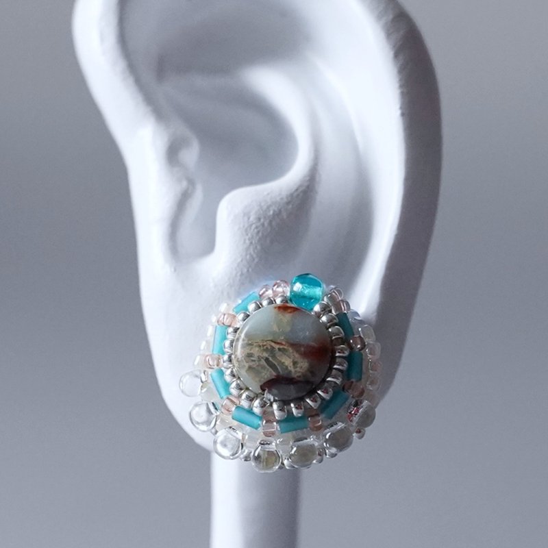 喋喋不休的耳夹/耳针 No.13 绿松石 x 蓝 x 透明圆形珠饰刺绣 大尺寸 独一无二 医疗级不锈钢配件可选 - 耳环/耳夹 - 石头 蓝色