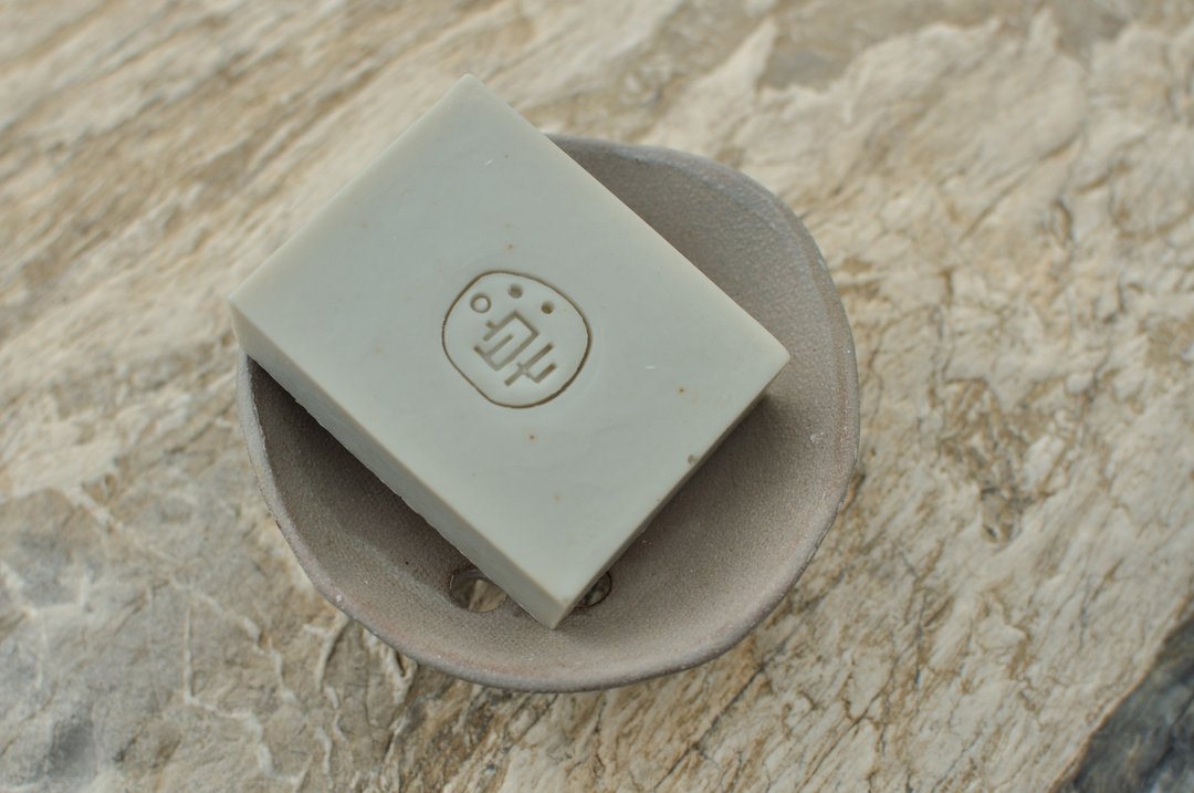 表面摸起来有颗粒感・Heyu Soap ・手捏陶皂盘・陶土制・自然沥水 - 卫浴用品 - 陶 卡其色